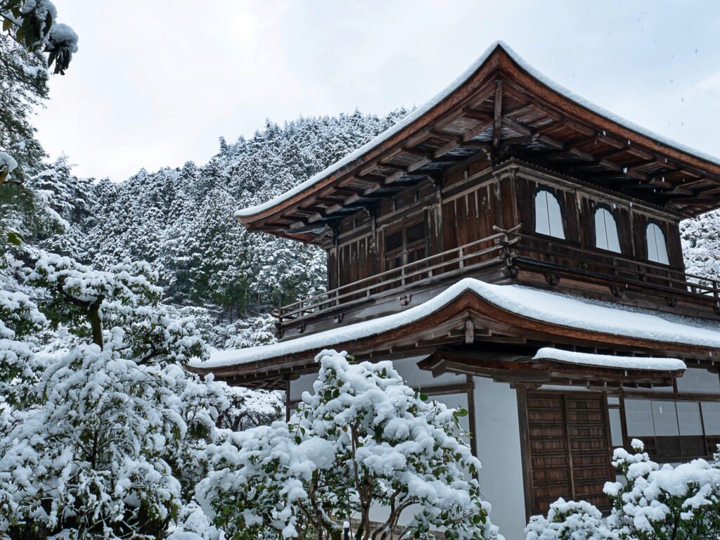 雪の銀閣寺　銀閣と如意ヶ岳