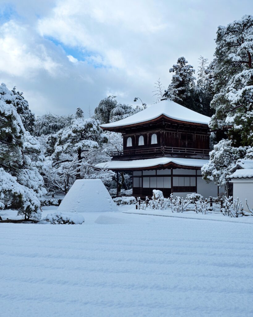 雪の銀閣寺　銀沙灘と向月台